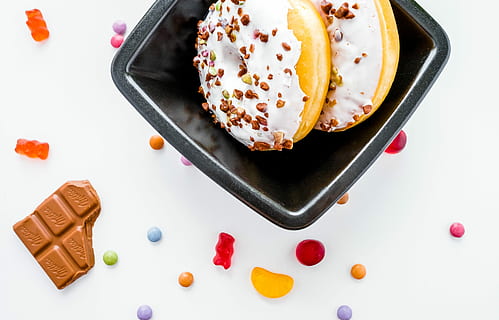 to, donuts, chokoladebar, mad, dessert, sødt mad, gourmet, kage, plade, hvid, tæt på, fløde, snack, chokolade, skive, forfriskning, ingen mennesker, mad og drikke, friskhed, bagværk, overbærenhed, høj vinkel visning, sød, fristelse, usund spisning, klar til at spise, stilleben, bagt, indendørs, slik, direkte over, 2K, CC0, offentligt domæne, royaltyfrie