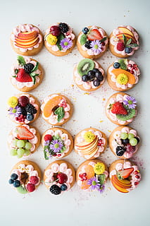 assorteret, donuts, top, hvid, areal, frugtkager, donut, parti, mad, dessert, sødt mad, gourmet, slik, multi farvet, snack, variation, kage, ingen mennesker, i en række, mad og drikke, blåbær, friskhed, stilleben, overbærenhed, klar til at spise, frugt, sund kost, direkte over, sød, høj vinkel visning, valg, bærfrugt, fristelse, indendørs, pynt, 5K, CC0, offentligt domæne, royaltyfrie