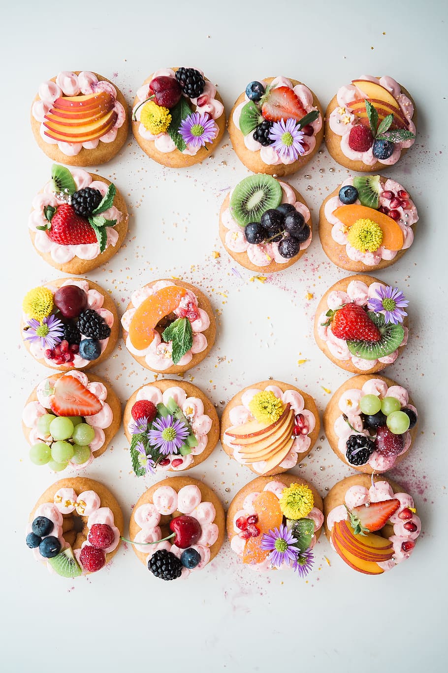 assortit, rosquilles, superior, blanc, zona, galetes de fruita, donut, festa, menjar, postres, menjar dolç, gourmet, caramels, multicolor, berenar, variació, pastís, cap gent, en fila, menjar i beguda, nabiu, frescor, natura morta, indulgència, llest per menjar, fruita, alimentació saludable, directament a sobre, dolç, vista d’angle alt, elecció, fruites de baies, temptació, a l'interior, decorar, 5K