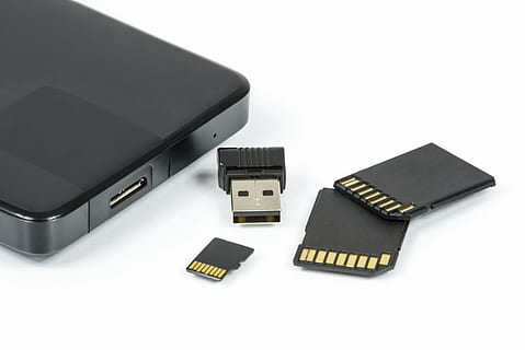 ordinateur, Les données, dispositif, Cartes mémoire, cartes SD, espace de rangement, USB, sans fil, La technologie, fond blanc, affaires, équipement informatique, prise de vue en studio, la communication, coupé, Technologie sans fil, couleur noire, personne, affaire d'entreprise, à l'intérieur, clavier d'ordinateur, portable, couleur blanche, industrie, couleur or, lien, clavier, équipement électrique, 5K, CC0, domaine public, libre de droits