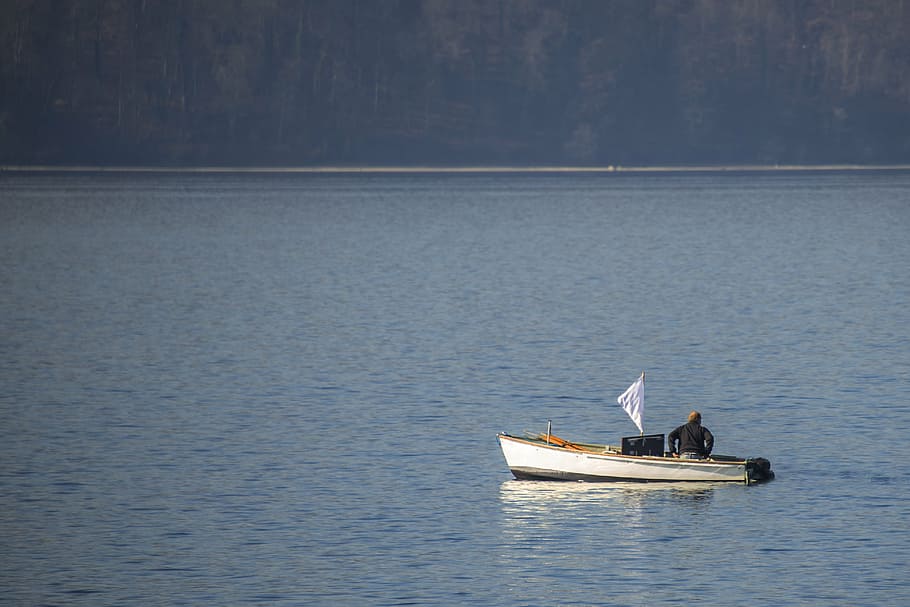 llac de constància, arrencada, pescador, peix, aigua, llac, veler, Fischer, aigües, banc, homes, vaixell de pesca, vaixell pesquer, bandera, blanc, vaixell nàutic, manera de transport, transport, mar, davant del mar, escenics - natura, dia, bellesa a la natura, naturalesa, vela, a l'aire lliure, viatjar, tranquil·litat, cap gent, escena no urbana, 4K