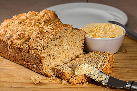 Fotografie, Bananenkuchen in Scheiben schneiden, Butter, Scheibe, Bananenkuchen, Körnerbrot, Laib, frisches Brot, Mais, gebacken, Lebensmittel, Backen, hausgemacht, traditionell, Kruste, lecker, Snack, Kohlenhydrat, Diät, Ernährung, Essen, Eiweiß, Kalorie, Mehlbrot, Brot und Butter, Brot, Essen und Trinken, gesundes Essen, Frische, drinnen, Tabelle, Stillleben, Nahansicht, fertig für den Verzehr, High Angle View, Wohlbefinden, keine Leute, Milchprodukt, Holz - Material, braun, Genuss, Fokus auf den Vordergrund, Serviergröße, Versuchung, Frühstück, 5K, CC0, gemeinfrei, lizenzfrei