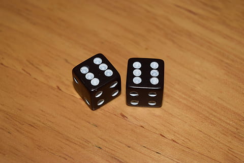 terninger, dobbelt, rulle, spille, spil, seks, dø, tolv, gambling, held, chance, polyhedral, ansigt, kasino, træ - materiale, nummer, ingen mennesker, bord, indendørs, lempelse, kunstkultur og underholdning, stilleben, høj vinkel visning, fritidsaktivitet, fritidsspil, gruppe af objekter, mønster, fokus på forgrunden, to objekter, Brun, terningform, 5K, CC0, offentligt domæne, royaltyfrie