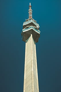 baix, fotografia d'angle, veure, torre, torre de formigó gris, finestres, estructura, arquitectura, cel, concret, alt, edifici, blau, vista d’angle baix, estructura construïda, destinacions de viatge, exterior de l'edifici, alta - alta, viatjar, cel clar, cap gent, naturalesa, turisme, ciutat, dia, còpia espai, a l'aire lliure, columna arquitectònica, fletxa, neoclàssic, 5K, CC0, domini públic, lliure de regalies
