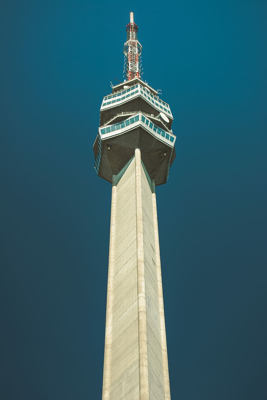 baix, fotografia d'angle, veure, torre, torre de formigó gris, finestres, estructura, arquitectura, cel, concret, alt, edifici, blau, vista d’angle baix, estructura construïda, destinacions de viatge, exterior de l'edifici, alta - alta, viatjar, cel clar, cap gent, naturalesa, turisme, ciutat, dia, còpia espai, a l'aire lliure, columna arquitectònica, fletxa, neoclàssic, 5K