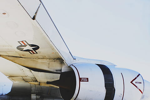 hvid, rød, flyselskabsplan, Jet fly, dagtimerne, tæt på, Foto, fly, vinge, motor, Jet, luftfartøj, transportmidler, lufthavn, transportform, luftfartsindustrien, dag, udendørs, himmel, skyfri himmel, natur, ingen mennesker, lav vinkel visning, tekst, rejse, meddelelse, skilt, hvid farve, flyvende, kopiere plads, offentlig transport, 4K, CC0, offentligt domæne, royaltyfrie