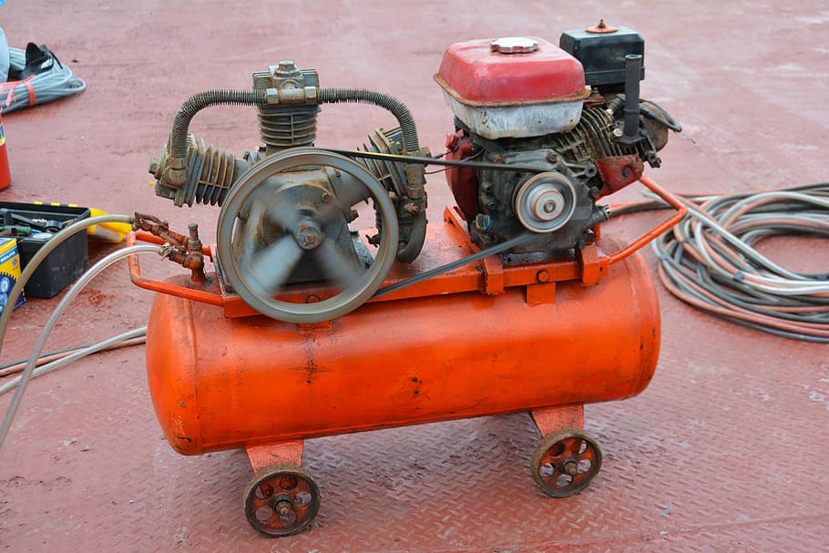 oranžový vzduchový kompresor, generátor, kompresor, zařízení, tlak, stroj, inženýrství, motor, trubka, rostlina, motorové nafty, ocel, potrubí, čerpadlo, stlačený vzduch, Napájení, průmyslový, nádrž, elektrárna, kov, venku, nikdo, den, detail, způsob dopravy, přeprava, pozemního vozidla, průmysl, stroje, pěšina, vysoký úhel pohledu, jízdní kolo, technologie, starý, město, zásobník, cestovat, kolo, 5K