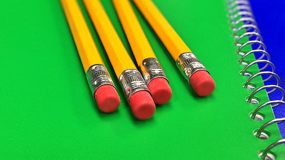 vier, Gelb, Bleistifte, Grün, Spiralblock, Bleistift, Notizbuch, Schule, Papier-, Bildung, mehrfarbig, Radiergummi, Gummi, grüne Farbe, keine Leute, Nahansicht, große gruppe von gegenständen, Stillleben, Kunst und Handwerk, Schreibgerät, Wahl, drinnen, Variation, Anordnung, Studioaufnahme, Buntstift, High Angle View, 2K, CC0, gemeinfrei, lizenzfrei