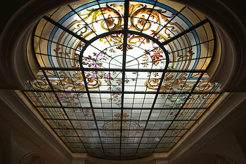 macchiato, finestre di vetro, soffitto, vetro colorato, finestre, vetrate colorate, finestra del soffitto, finestra, architettura, in casa, architettura ed edifici, Chiesa, vetro - materiale, nessuno, struttura costruita, giorno, storia, bicchiere, modello, design, Inquadratura dal basso, forma geometrica, lucernario, forma, trasparente, arco, luce del sole, spiritualità, direttamente sotto, ornato, architettura e arte, 5K, CC0, dominio pubblico, privo di copyright