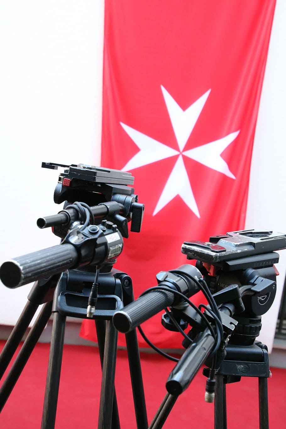 maltese, media, telecamera, Aiuto, foto, lente, rosso, cultura artistica e intrattenimento, comunicazione, nessuno, in casa, avvicinamento, bicicletta, tecnologia, temi fotografici, forma a stella, microfono, mezzi di trasporto, bandiera, concentrarsi sulle conoscenze acquisite, dispositivo di input, girato in studio, viaggio, tripode, testo, palcoscenico, 2K