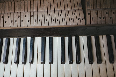 kaputte Klaviertastatur, gebrochen, Klavier, Tastatur, Objekte, Musik-, Musikinstrument, Klaviertaste, Schlüssel, klassische Musik, Kunst und Unterhaltung, klingen, Nahansicht, Ebenholz, Elfenbein, Unterhaltung, in einer Reihe, drinnen, Musikausrüstung, High Angle View, Kunst, Kultur und Unterhaltung, keine Leute, Holz - Material, Seite an Seite, Muster, schwarze Farbe, Vollbild, Wiederholung, braun, Tag, Tasteninstrument, 4K, CC0, gemeinfrei, lizenzfrei