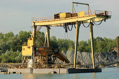 exploatarea bolovanilor, lac, munca grea, apă, mașini, transport, zi, natură, industrie, malul mării, cer, copac, construită, macara - utilaje pentru constructii, râu, arhitectură, industrie de contructie, în aer liber, mijloc de transport, nici o persoana, cer senin, plantă, echipament de constructie, 5K, CC0, domeniu public, fără drepturi de autor