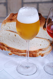 Brot, Bier, Tabelle, Tasse, Getränk, Essen und Trinken, Erfrischung, Glas, Frische, Stillleben, Alkohol, Lebensmittel, Nahansicht, drinnen, Weinglas, Haushaltsausstattung, fertig für den Verzehr, Trinkglas, keine Leute, schaumiges Getränk, Wein, Versuchung, Schaum, Frühstück, 4K, CC0, gemeinfrei, lizenzfrei