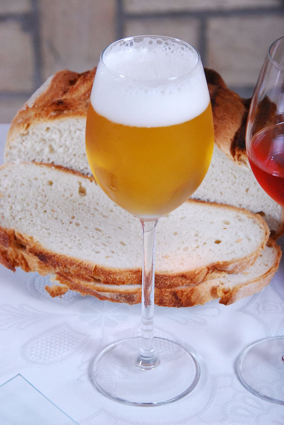 pa, cervesa, taula, tassa, beure, menjar i beguda, refresc, vidre, frescor, natura morta, alcohol, menjar, primer pla, a l'interior, Copa de vi, equipament per a la llar, llest per menjar, copa, cap gent, beguda espumosa, vi, temptació, escuma, esmorzar, 4K