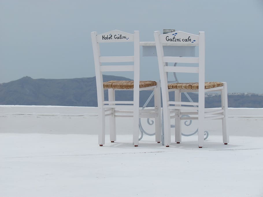 estate, riposo, umore, spiaggia, sabbia, nessuno, inverno, assenza, all'aperto, cielo, terra, natura, giorno, montagna, posto a sedere, sedia, la tranquillità, bellezza nella natura, testo, Colore bianco, scenics - natura, sceneggiatura occidentale, cielo sereno, legno - materiale, scena tranquilla, 4K