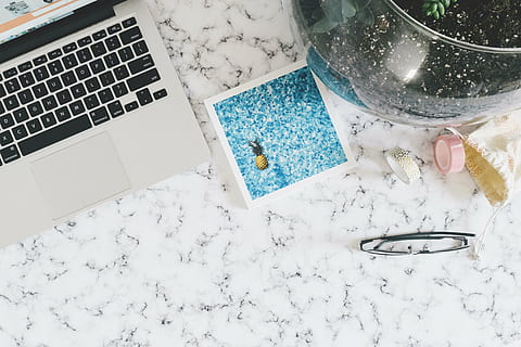 vlak, leggen, fotografie, macbook, naast, ananas kaart, zwart, omlijst, bril, wit, marmeren oppervlak, laptop, appel, computer, browser, Onderzoek, marmeren, tafel, bedrijf, kantoor, vaas, hoge hoekmening, geen mensen, communicatie, technologie, Draadloze technologie, binnenshuis, verbinding, stilleven, natuur, houder, recht boven, bevloering, witte kleur, sneeuw, toetsenbord, betegelde vloer, 5K, CC0, publiek domein, royaltyvrij