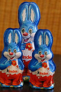 conill de Pasqua, Pasqua, Feliç Pasqua, salutació de pasqua, conill, primavera, tema de pasqua, decoració, figura, xocolata, conillets de xocolata, dolçor, caramels, marca, deliciós, calories, xifres, representació, art i artesania, creativitat, representació humana, cap gent, a l'interior, primer pla, blau, centrar-se en primer pla, artesania, semblança masculina, escultura, estàtua, dia, mercat, joguina, creença, 5K, CC0, domini públic, lliure de regalies