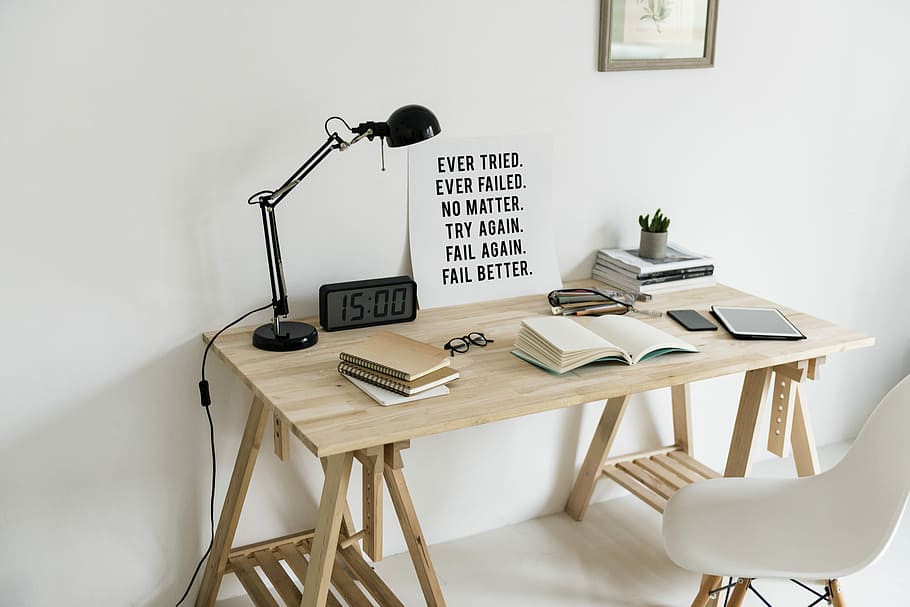 bílý, rezervovat, horní, dřevěný, stůl, lavice, kancelář, židle, eames, hodiny, technologie, sedadlo, uvnitř, nikdo, sdělení, text, osvětlovací zařízení, absence, nábytek, počítač, telefon, spojení, západní skript, elektrická lampa, hudba, podnikání, stálý život, pevná linka, 5K