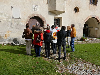 museo, jonottaa, vierailijat, rakennettu rakenne, kaari, arkkitehtuuri, rakennuksen ulkoa, täyspitkä, ulkona, ihmisjoukko, oikeita ihmisiä, miehet, rakennus, naiset, elämäntavat, päivä, takaa, aikuinen, ihmiset, palvonnan paikka, pysyvä, uskonto, vapaa-ajan toiminta, ryhmä, 1080P, CC0, public domain, rojaltivapaa