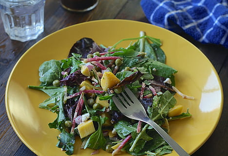 plat de verdures, groc, placa, amanida, mango, rústic, taula, menjar, fresc, saludable, verd, deliciós, dieta, nutrició, estiu, orgànic, dinar, natural, gourmet, cuina, vegetarià, vegetals, sopar, vaixella, frescor, menjar vegetarià, full, fer dieta, menjar i beguda, alimentació saludable, benestar, estri de cuina, utensili per menjar, fruita, equipament per a la llar, forquilla, llest per menjar, a l'interior, vista d’angle alt, copa, cap gent, vidre, herba, 2K, CC0, domini públic, lliure de regalies