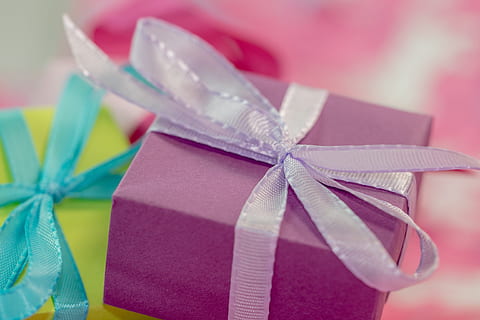 kare, mor, hediye kutusu, papyon aksanı, hediye, yapılmış, paket, döngü, paket döngüsü, Noel, Noel dekorasyonu, vermek, gelişi, paketlenmiş, hediye paketleme, sürpriz, Hediyeler, anneler Günü, çocuk doğum günü, doğum günü, dekorasyon, sevinç, renkli, renk, kurdele - dikiş kalemi, kurdele, bağlı yay, yay, kutlama, kutu - konteyner, yıldönümü, stüdyo çekimi, Kutu, doğumgünü hediyesi, çok renkli, içeriye, Yılbaşı hediyesi, kapatmak, kâğıt, ambalaj kağıdı, pembe renk, insansız, yıllık etkinlik, 4K
