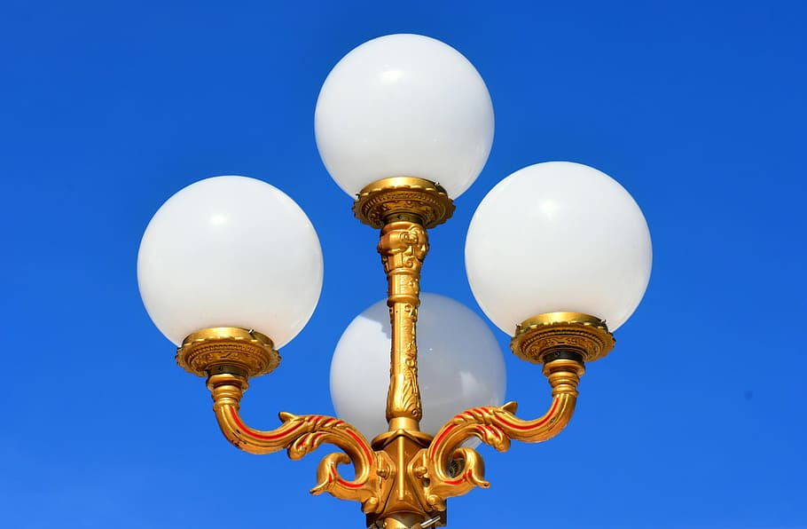 Lampe, Laterne, Bälle, Beleuchtung, Licht, Straßenlampe, Blau, klarer Himmel, keine Leute, Himmel, goldfarben, Lichtanlage, die Architektur, Straße, Stadt, Gold, weiße Farbe, Strassenlicht, Natur, draußen, Geschichte, gebaute Struktur, Flachwinkelansicht, die Vergangenheit, Reiseziele, aufwendig, Blauer Hintergrund, 5K
