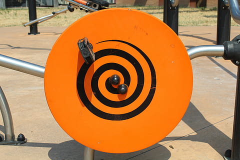vortice, gioco, parco, pedali, ruota, bambini, gioco per bambini, terreno di gioco, il giro, sparare, pedale, colore arancione, luce del sole, giorno, nessuno, all'aperto, avvicinamento, cerchio, forma, natura, concentrarsi sulle conoscenze acquisite, forma geometrica, città, veicolo aereo, architettura, ombra, colore nero, soleggiato, giallo, sport, 5K, CC0, dominio pubblico, privo di copyright