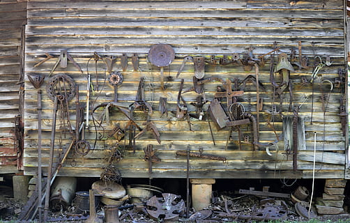 alt, rustikal, Wand, Bauernhof, Werkzeuge, rostig, landwirtschaftliche Werkzeuge, ländlich, Hintergrund, Landwirtschaft, historisch, Metall, Eisen, Jahrgang, stehlen, schmutzig, retro, grunge, gebrochen, verrostet, braun, Ausrüstung, draußen, obsolet, Antiquität, verwittert, Müll, keine Leute, große gruppe von gegenständen, Tag, Technologie, drinnen, Nahansicht, verlassen, Holz - Material, die Architektur, Wandbau - Funktion, Ablehnen, Maschinen, Verschlechterung, gebaute Struktur, heruntergewirtschaftet, Gebäude, 5K