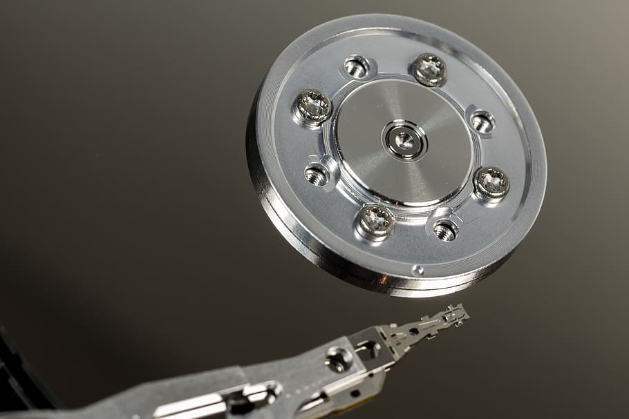 disc dur, hdd, maquinari, ordinador, disc, macro, botiga de dades, tecnologia, llegir caps, funcionament interior, component, xip, això, caps magnètics, sata, pissarra, digital, processament de dades, placa base, caps d’impressió, emmagatzematge de dades magnètiques, dades, tallar, llapis, edp, detall, xip de memòria, metall, a l'interior, primer pla, sol objecte, cap gent, color plata, tir de l'estudi, comunicació, gris, equipament, brillant, vista d’angle alt, connexió, indústria, plata - metall, equipament elèctric, 2K