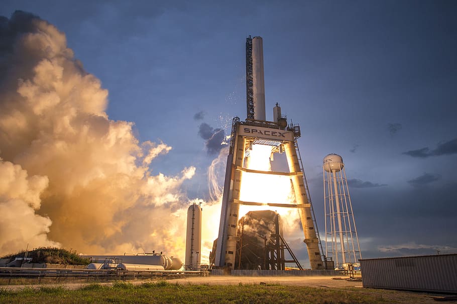 fotografie, gri, alb, spațiu spațiu de navetă, arhitectură, nori, întuneric, zori de zi, amurg, energie, seară, iarbă, industrie, peisaj, ușoară, în aer liber, poluare, putere, pitoresc, cer, fum, nava spatiala, SpaceX, oţel, apus de soare, tehnologie, călătorie, nor - cer, natură, construită, combustibil și generarea de energie electrică, nici o persoana, probleme de mediu, industria petrolului, mediu inconjurator, lumina soarelui, fabrică, vedere unghiulară joasă, teren, zi, înalt - înalt, albastru, echipament industrial, sondă de țiței, 2K