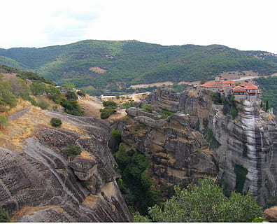 meteora, Grècia, cel, núvols, muntanyes, vall, barranc, roques, rocós, bosc, arbres, boscos, edificis, penya-segat, naturalesa, fora, escènic, país, camp, estiu, primavera, dia, muntanya, planta, cap gent, escena tranquil·la, terra, medi ambient, escenics - natura, arbre, tranquil·litat, bellesa a la natura, arquitectura, vista d’angle alt, paisatge, exterior de l'edifici, estructura construïda, escena no urbana, a l'aire lliure, 2K, CC0, domini públic, lliure de regalies