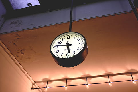 laikrodis, como, Italija, numeris, laikas, žemas kampo vaizdas, laiko priemonė, nėra žmonių, tikslumas, laikrodžio veidas, šviečia, sienų kūrimo funkcija, Sieninis laikrodis, patalpose, architektūra, figūra, ratą, geometrinės formos, kabantis, minutės ranka, pastatyta struktūra, viršutinė riba, 1080P, CC0, Viešasis domenas, nemokamai