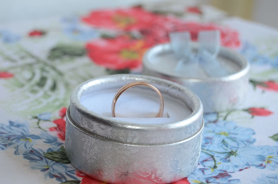 squillare, scatola, nozze, confezione, regalo, gioia, cartolina, bellezza, amore, vacanza, decorazione, fiore, nessuno, tavolo, in casa, avvicinamento, giorno, pianta, messa a fuoco selettiva, celebrazione, concentrarsi sulle conoscenze acquisite, pianta fiorita, metallo, natura morta, cibo e bevande, fede, natura, motivo floreale, tazza, gioielli, emozione positiva, evento, color argento, 4K
