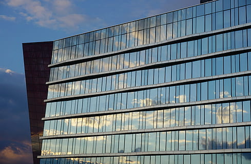 grigio, raschietto per cielo, giorno, architettura, facciata, cielo, riflessione, Minsk, finestra, attività commerciale, blu, crepuscolo, edificio commerciale, finanziario, costruzione moderna, esterno, urbano, città, costruzione, aziendale, bicchiere, nuvole, moderno, esterno dell'edificio, struttura costruita, ufficio, vetro - materiale, nuvola - cielo, edificio per uffici esterno, nessuno, modello, all'aperto, Inquadratura dal basso, natura, grattacielo, 5K, CC0, dominio pubblico, privo di copyright