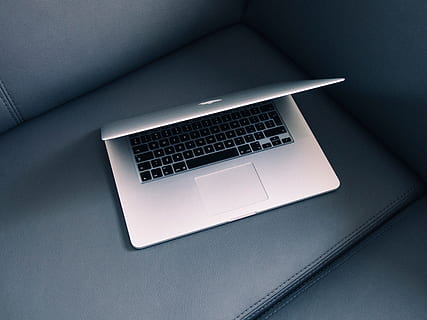 macbook, il computer portatile, computer, tecnologia, attività commerciale, divano, tecnologia wireless, connessione, comunicazione, in casa, attrezzatura informatica, tastiera, Internet, tastiera del computer, rete di computer, avvicinamento, nessuno, mobilia, dispositivo di informazione portatile, portabilità, colore nero, grigio, moderno, color argento, comunicazioni globali, tasto del computer, 4K, CC0, dominio pubblico, privo di copyright