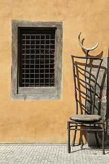 okno, Praga, stary, architektura, budynek, fasada, krzesło, projekt, siedzenie, zbudowana struktura, drewno - materiał, na zewnątrz budynku, żadnych ludzi, stół, brak, funkcja budowy ścian, pusty, dzień, meble, ławka, Natura, na dworze, dom, relaks, 5K, CC0, domena publiczna, darmowe zdjęcia