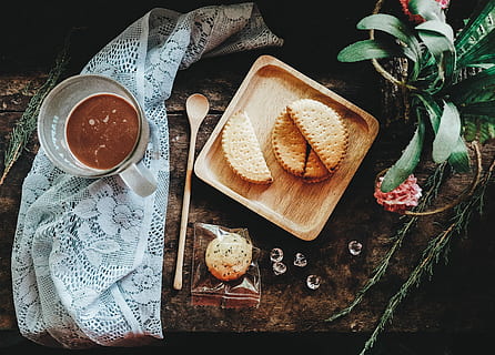 braun, hölzern, Teller, Keks, Lebensmittel, Brot, Frühstück, Dessert, Kulturen, Kuchen, Holz - Material, hausgemacht, Tabelle, Essen und Trinken, keine Leute, Scheibe, gesundes Essen, High Angle View, Frische, Stillleben, direkt darüber, drinnen, fertig für den Verzehr, Mahlzeit, Wohlbefinden, Getränk, getoastetes Brot, Nahansicht, Versuchung, Snack, 4K, CC0, gemeinfrei, lizenzfrei