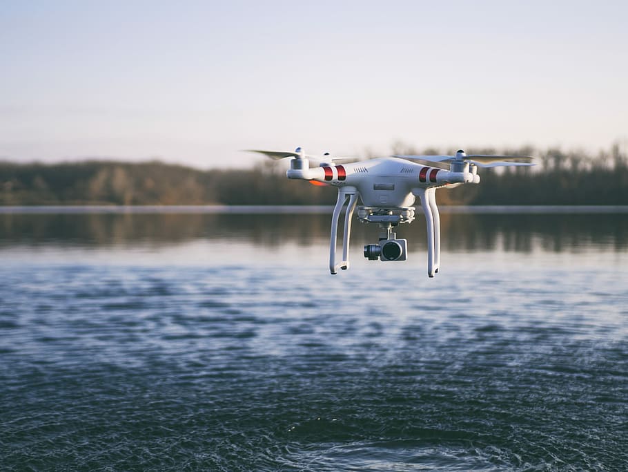 blanc, drone quadcopter, volant, cos, aigua, dji quadcopter drone, ofegar-se, vol, volar, càmera, equip de fotografia, ondulació, Força baixa, passa el ratolí, llac, reflexió, a l'aire lliure, núvol, dji, drone, transport, a l'aire, vehicle aeri, tecnologia, naturalesa, dia, cap gent, moviment, flotant, cel, futurista, hèlix, tecnologia sense fils, seguretat, vigilància, germà gran - concepte orwelliano, 4K