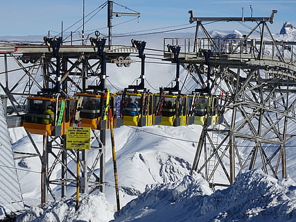hivern, ascensor, alpí, neu, temperatura de fred, naturalesa, dia, cel, cap gent, estructura construïda, muntanya, cable, cobertura, transport, a l'aire lliure, arquitectura, electricitat, connexió, manera de transport, telecadira, llum solar, Font d'alimentació, 5K, CC0, domini públic, lliure de regalies
