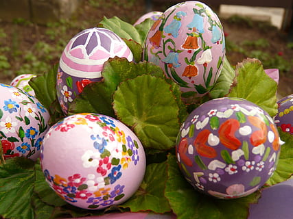 cinc, ous de pasqua de color variat, verd, fulles, ou de Pasqua, Pasqua, pintura, pintura d'ous de Pasqua, ous de Pasqua, ou, art, color, colorit, celebració, multicolor, festa, patró, art i artesania, creativitat, primer pla, natura morta, cap gent, menjar, vacances - esdeveniment, decoració, menjar i beguda, artesania, motiu floral, 2K, CC0, domini públic, lliure de regalies