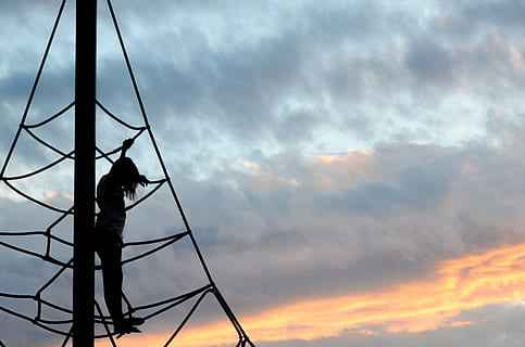 himmel, Sky, solnedgang, barn, pike, spiller, lekeplass, sky - himmel, én person, silhouette, arbeider, okkupasjon, full lengde, natur, menn, klatring, balansere, arkitektur, stående, utendørs, lav vinkel visning, oransje farge, voksen, stige, 4K, CC0, offentlig domene, opphavsrett gratis