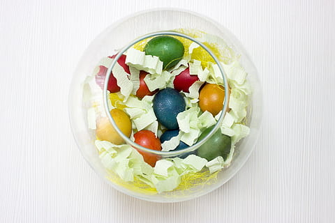 feriado, Páscoa, feliz, ovo, festa, pintado, colorida, Comida, cesta, fofa, comida e bebida, Alimentação saudável, salada, vegetal, bem-estar, fruta, frescura, tigela, ninguém, pronto para comer, diretamente acima, visão de alto ângulo, tomate, dentro de casa, pepino, tigela de salada, estilo de vida saudável, tiro do estúdio, alface, salada de frutas, comida vegetariana, comida grega, picado, 5K, CC0, domínio público, royalty free