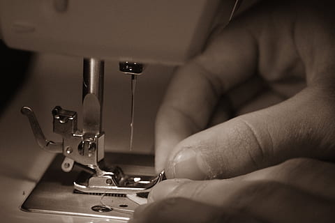 foto in scala di grigi, persona, utilizzando, macchina da cucire, cucito, macchina, mano, ago, filo, cucire, macchina, parte del corpo umano, mano umana, dito umano, avvicinamento, messa a fuoco selettiva, parte del corpo, una persona, dito, in casa, ago da cucito, adulto, attrezzatura, macchinario, arte e artigianato, metallo, 4K, CC0, dominio pubblico, privo di copyright