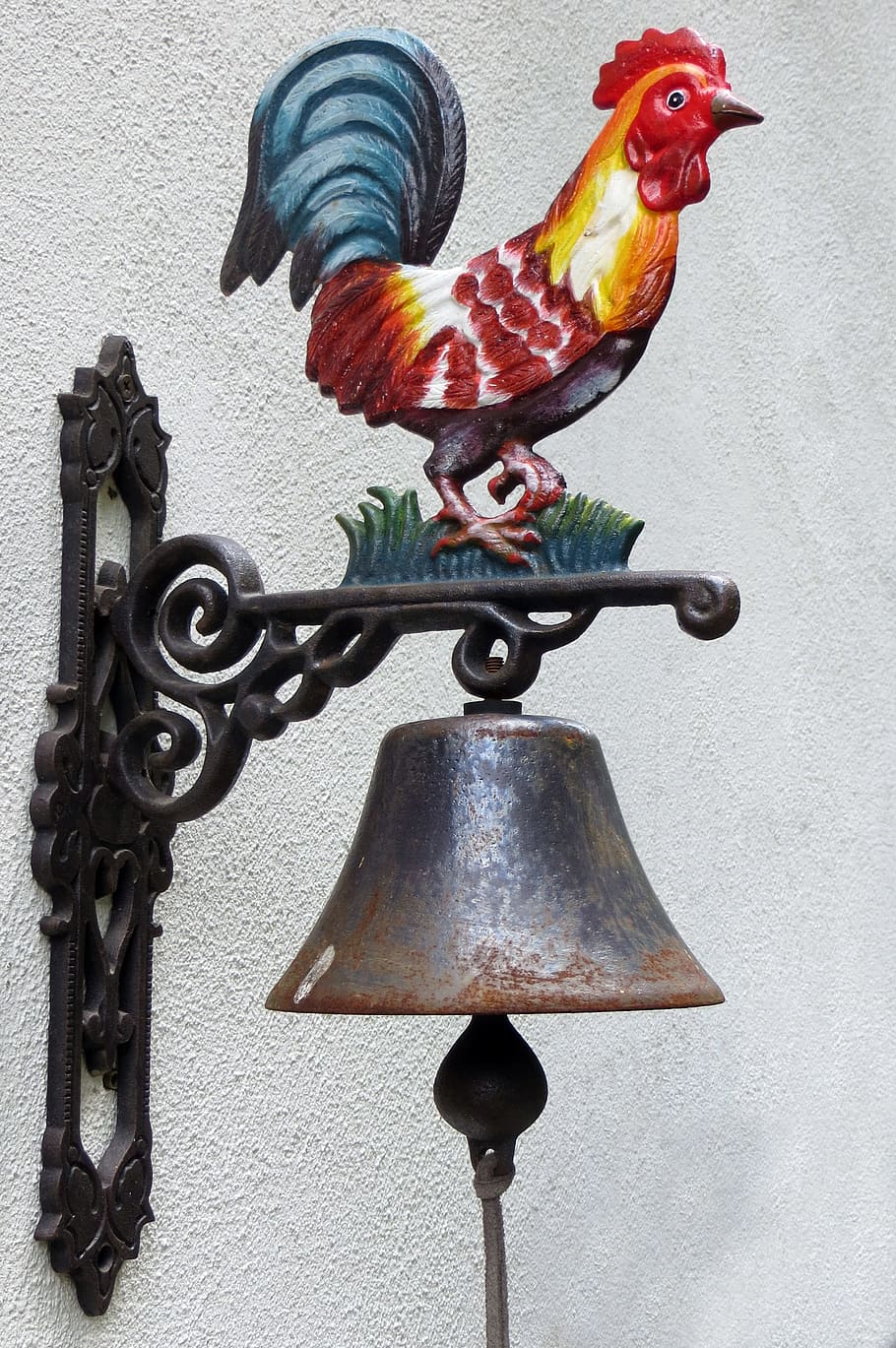 hahn, timbre, anell, porta, inscriure, decoració, ocell, metall, animal, temes d'animals, cap gent, funció de construcció de parets, representació animal, vertebrats, representació, pollastre - ocell, art i artesania, multicolor, dia, primer pla, gall, creativitat, a l'aire lliure, bestiar, animal masculí, 2K