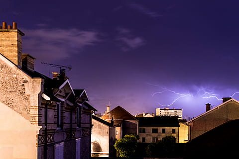 lampo, lampo, tempesta, veloce, fulmine, esterno dell'edificio, architettura, notte, struttura costruita, Casa, cielo, costruzione, nuvola - cielo, quartiere residenziale, comunicazione, potere in natura, temporale, città, nessuno, natura, all'aperto, energia, 4K, CC0, dominio pubblico, privo di copyright