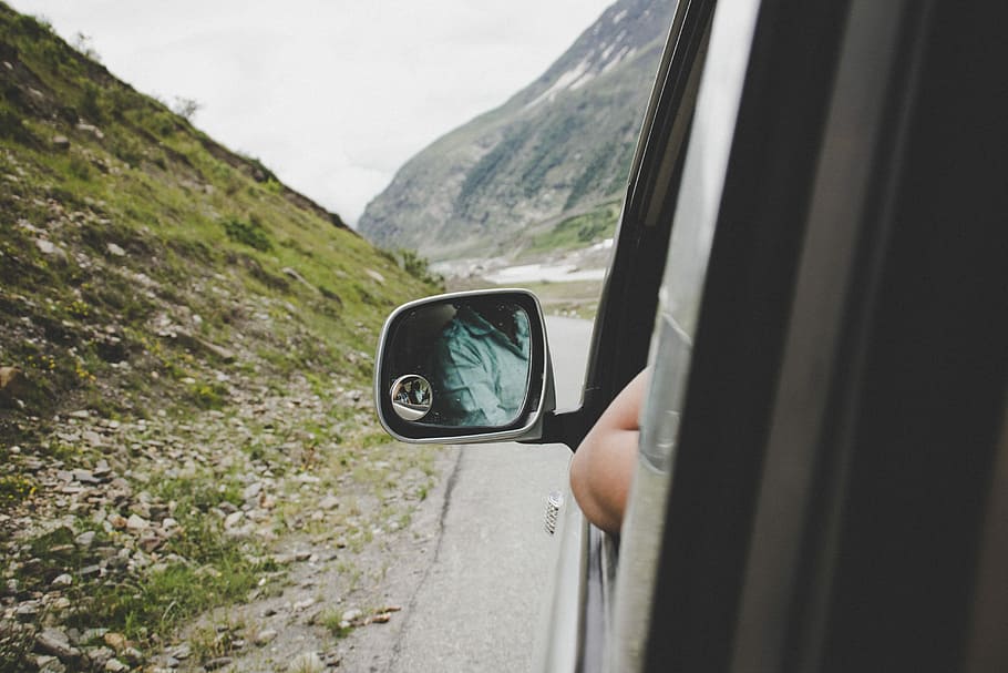 links, Seitenansicht Spiegelansicht, zurück, grau, Fahrzeug, neben, Berg, Auto, Spiegel, Reflexion, Arm, Fenster, Spur, Rock, Steine, Straße, Landschaft, Autobahn, eine Person, Transportmittel, Transport, menschliches Körperteil, Tag, Reise, menschliche Hand, Kraftfahrzeug, Erwachsene, Hand, Umgebung, Landfahrzeug, draußen, Natur, Ausflug, Finger, 5K