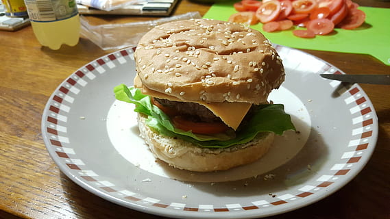 burger, cheeseburger, hamburger, mad, tomat, måltid, salat, bøf, ost, gourmet, løg, kød, frokost, grillet, snack, grøntsag, aftensmad, brød, sesam, mad og drikke, sandwich, plade, klar til at spise, friskhed, indendørs, bord, usund spisning, tæt på, fastfood, overbærenhed, stilleben, ingen mennesker, portionsstørrelse, fristelse, 2K, CC0, offentligt domæne, royaltyfrie