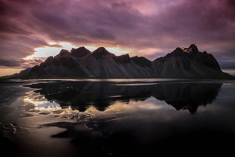 muntanyes, reflectint, cos, aigua, negre, sorra, platja, estiu, solstici, platja de sorra negra, solstici d'estiu, posta de sol, Islandia, vespre, muntanya, reflexió, naturalesa, paisatge, escenics, llac, a l'aire lliure, cel, bellesa a la natura, escena tranquil·la, núvol - cel, imatge en color, cap gent, Serra, cloudscape, escenics - natura, tranquil·litat, idíl·lic, davant del mar, escena no urbana, medi ambient, 5K, CC0, domini públic, lliure de regalies