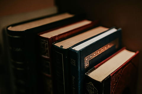 clásico, libros, elegante, cubre, libros clásicos, cubierta, leyendo, literatura, kafka, Shakespeare, libro, educación, antiguo, anticuado, biblioteca, aprendizaje, estilo retro, apilar, tapa del libro, nadie, libro de tapa dura, música, adentro, instrumento musical, de cerca, día, cultura de las artes y entretenimiento, enfoque selectivo, en una fila, publicación, naturaleza muerta, gran grupo de objetos, equipo musical, piano, elección, tecla del piano, instrumento de teclado, 4K, CC0, dominio público, libre de derechos