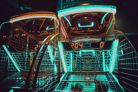 vendt, grøn, Brun, led, lys, lav, eksponeringsfoto, to, basketball arkade maskiner, spil, arkade, net, bold, neon, belyst, nat, ingen mennesker, teknologi, arkitektur, glødende, udendørs, kunstkultur og underholdning, belysningsudstyr, metal, meddelelse, bygget struktur, forbindelse, forlystelsespark, by, forlystelsespark tur, hastighed, rækværk, afspejling, 5K, CC0, offentligt domæne, royaltyfrie